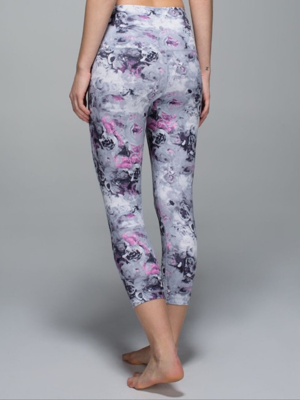 Lulu Highrise Roll Down Waistband - Rose Print Crops Size 6